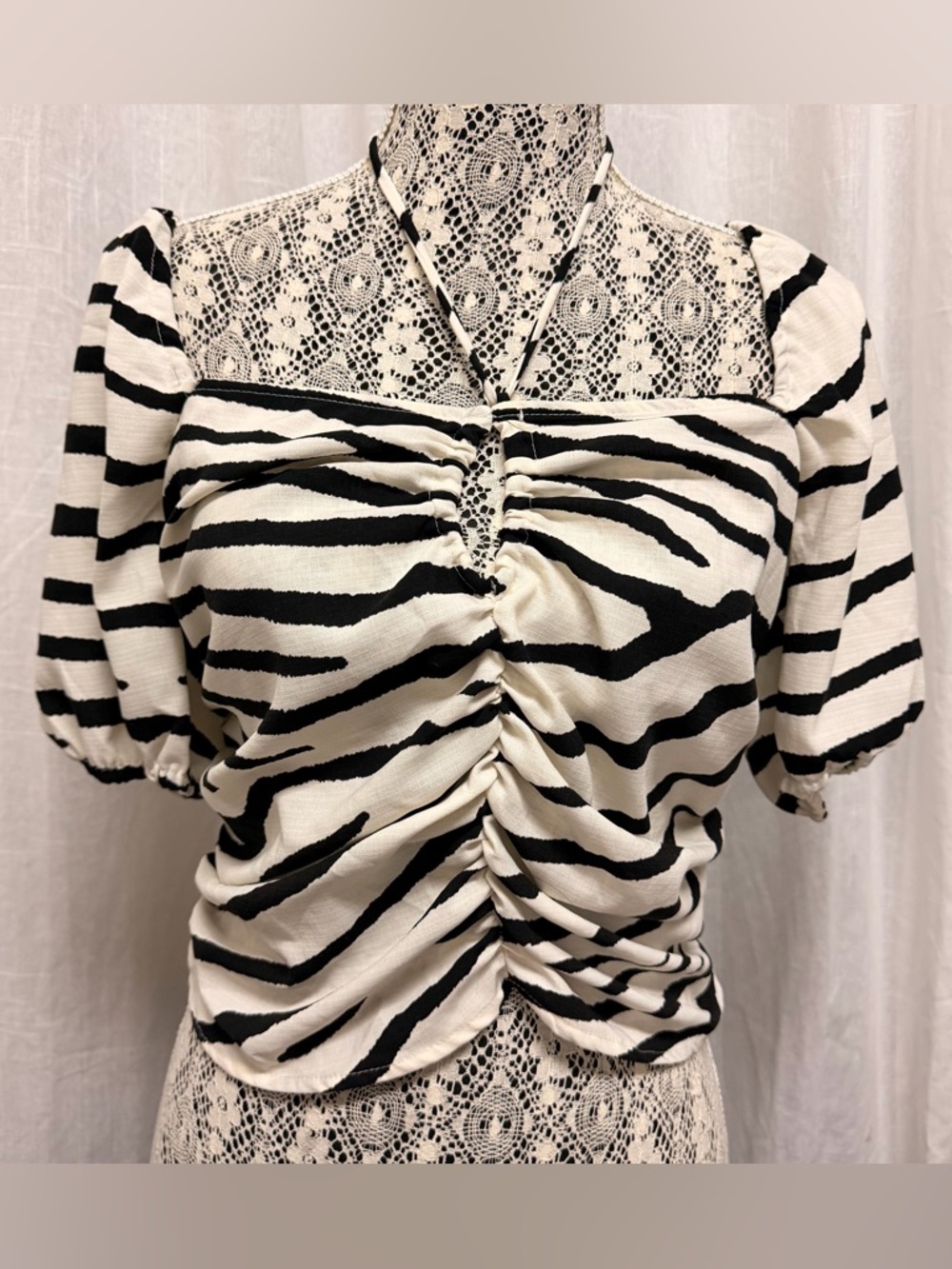 3/$20 🌺 H&M Zebra Crop Top